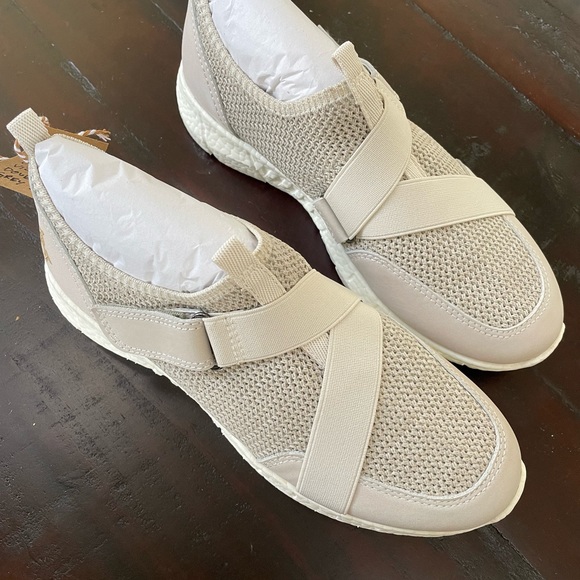 OTBT Vicky in Dove. NWB. So comfortable. - Picture 4 of 11